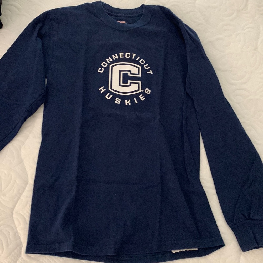 UConn women’s long sleeve top